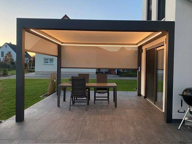 Maßgefertigte Aluminium-Terrassenüberdachung am Wohnhaus