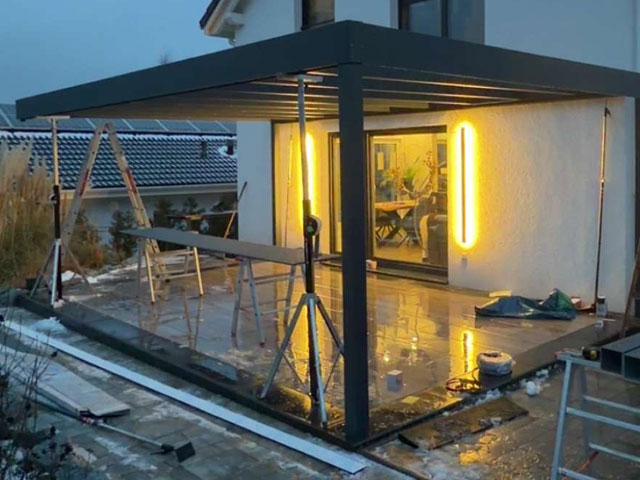 Montage einer Aluminium-Terrassenüberdachung durch eigenes Fachpersonal